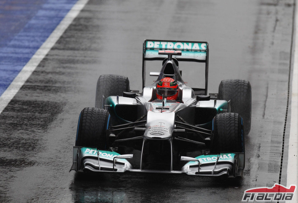 Michael Schumacher pasa por el 'pit lane' en Silverstone