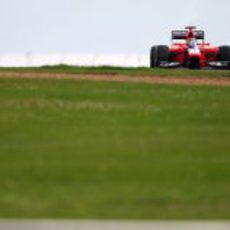 Timo Glock pilota en la campiña inglesa