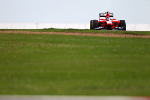 Timo Glock pilota en la campiña inglesa