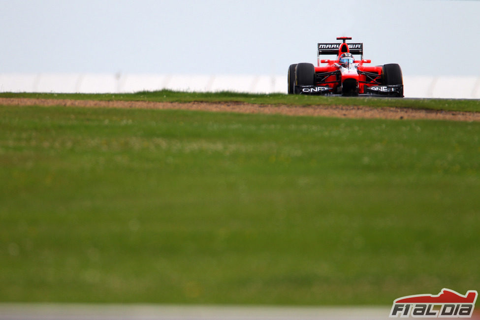 Timo Glock pilota en la campiña inglesa