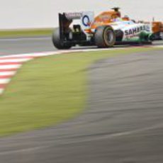 Nico Hülkenberg sale de una chicane en Silverstone