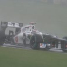 El C31 de Kamui Kobayashi rueda bajo la lluvia de Silverstone