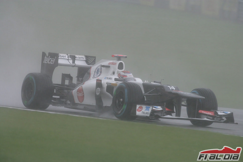 El C31 de Kamui Kobayashi rueda bajo la lluvia de Silverstone