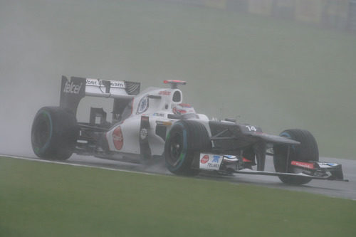 El C31 de Kamui Kobayashi rueda bajo la lluvia de Silverstone