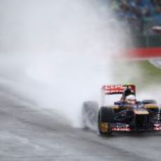 Jean-Eric Vergne conduce el STR7 sobre agua en Silverstone