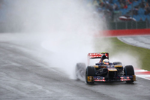 Jean-Eric Vergne conduce el STR7 sobre agua en Silverstone