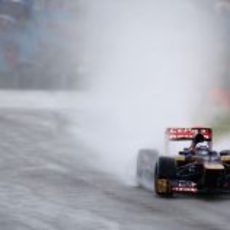 Daniel Ricciardo deja un chorro de agua en la estela de su STR7