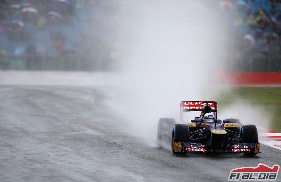 Daniel Ricciardo deja un chorro de agua en la estela de su STR7