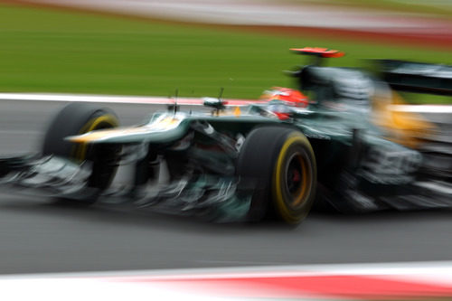 Heikki Kovalainen vuela en el circuito de Silverstone