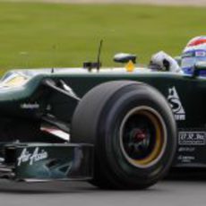 Vitaly Petrov rueda con los neumáticos blandos en Silverstone