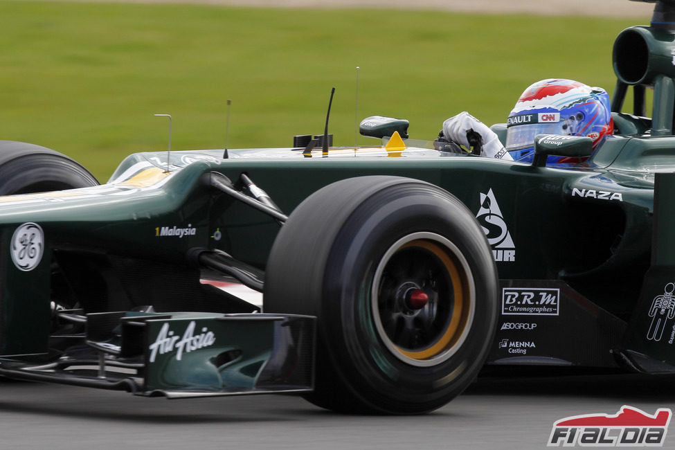 Vitaly Petrov rueda con los neumáticos blandos en Silverstone