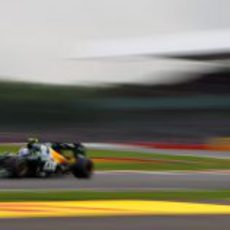 Vitaly Petrov vuela durante la Q1 del GP de Gran Bretaña