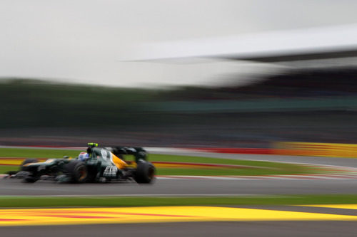 Vitaly Petrov vuela durante la Q1 del GP de Gran Bretaña