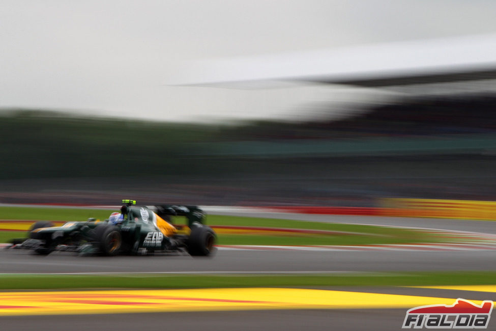 Vitaly Petrov vuela durante la Q1 del GP de Gran Bretaña