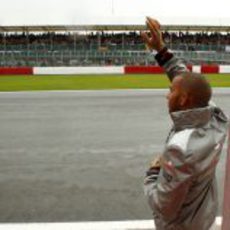 Hamilton saluda al público de Silverstone