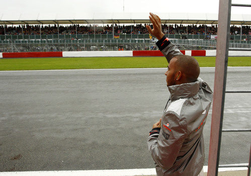Hamilton saluda al público de Silverstone