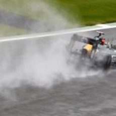 Heikki Kovalainen rueda sobre el agua de Silverstone