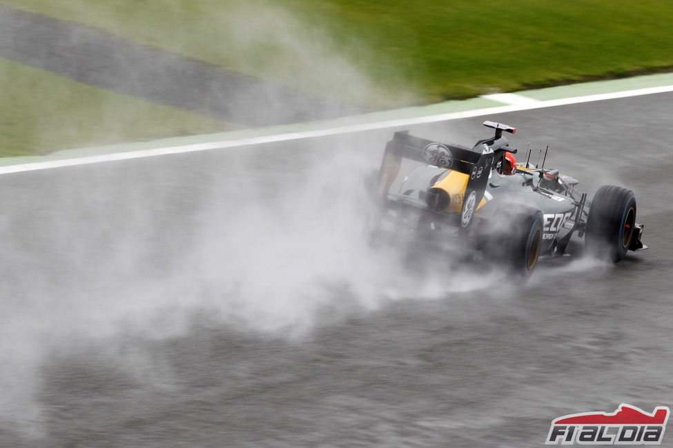Heikki Kovalainen rueda sobre el agua de Silverstone