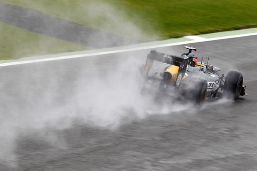 Heikki Kovalainen rueda sobre el agua de Silverstone