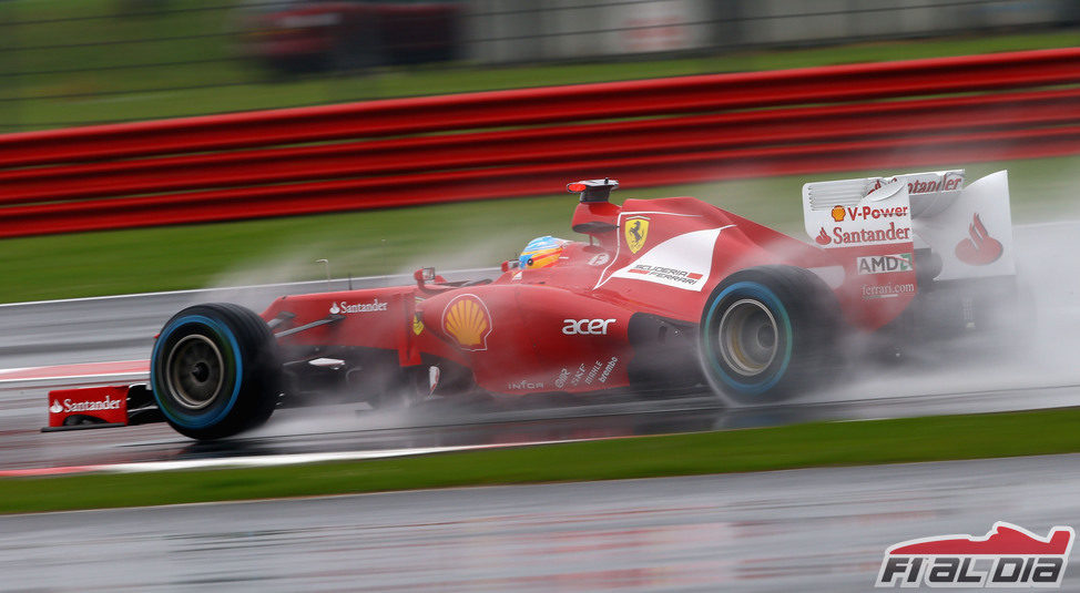 Fernando Alonso rueda sobre agua en Gran Bretaña