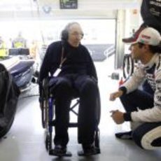 Bruno Senna habla con Frank Williams en Silverstone