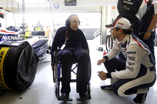 Bruno Senna habla con Frank Williams en Silverstone