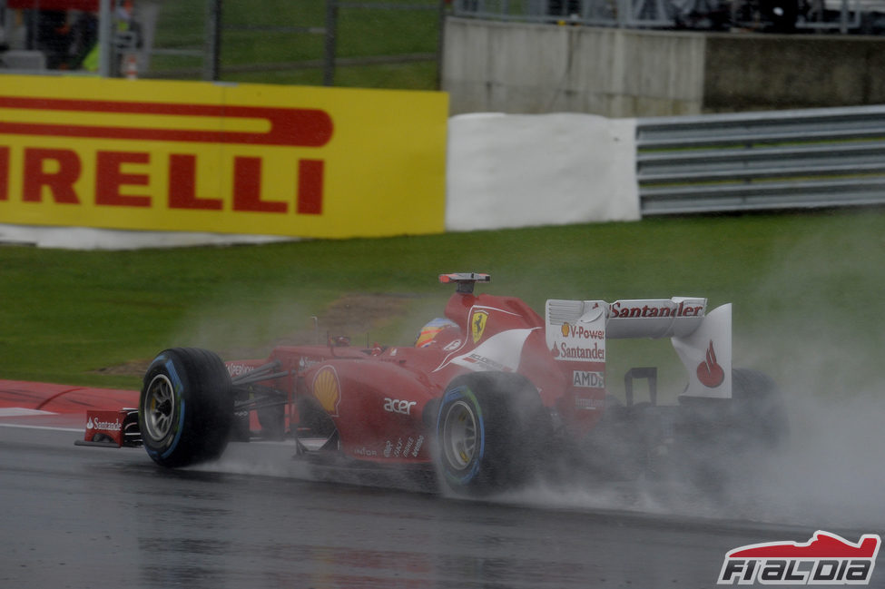 Alonso con lluvia en la pista de Silverstone