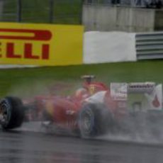 Alonso con lluvia en la pista de Silverstone