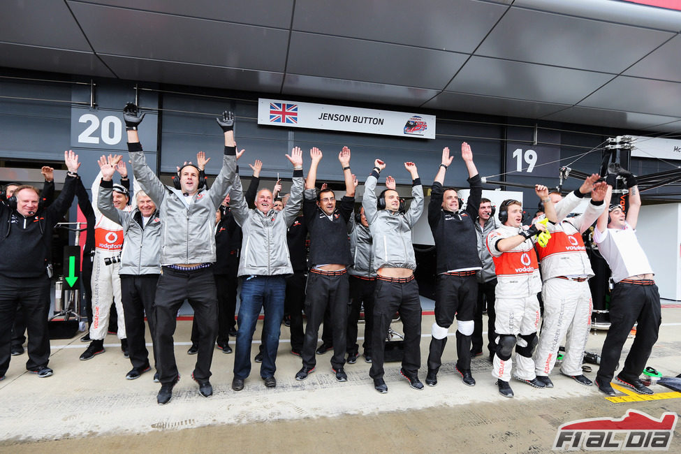 Los mecánicos de McLaren hacen la ola en Silverstone