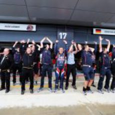 Los mecánicos de Red Bull hacen la ola en Silverstone