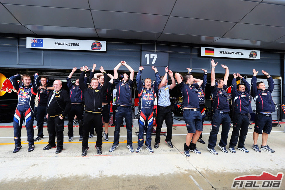 Los mecánicos de Red Bull hacen la ola en Silverstone