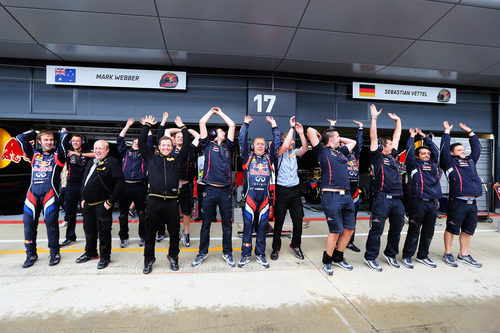 Los mecánicos de Red Bull hacen la ola en Silverstone