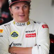 Kimi Räikkönen esboza una sonrisa en Silverstone