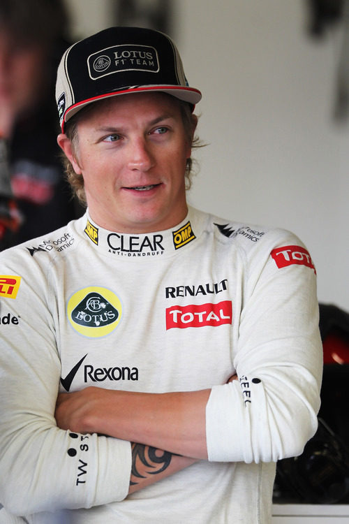 Kimi Räikkönen esboza una sonrisa en Silverstone