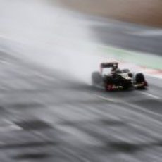 Kimi Räikkönen rueda sobre agua en Silverstone