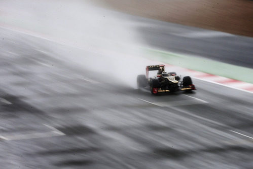Kimi Räikkönen rueda sobre agua en Silverstone