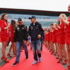 Pasillo de 'pit babes' para Räikkönen y Vettel en Silverstone