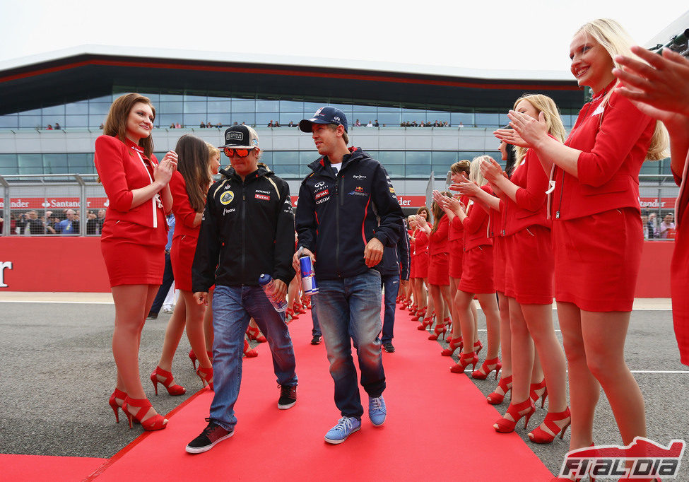Pasillo de 'pit babes' para Räikkönen y Vettel en Silverstone
