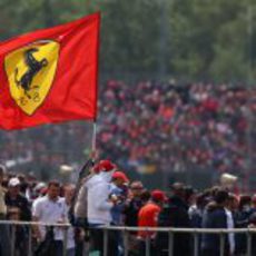 Gran bandera de Ferrari en las gradas de Silverstone 2012