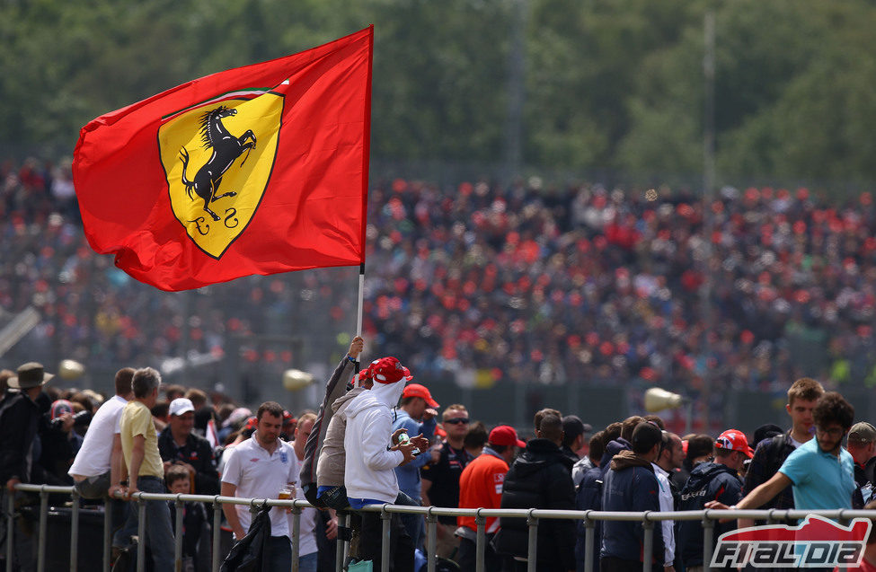 Gran bandera de Ferrari en las gradas de Silverstone 2012