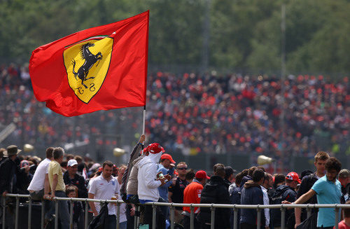 Gran bandera de Ferrari en las gradas de Silverstone 2012