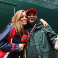 Tony Fernandes con la antorcha olímpica