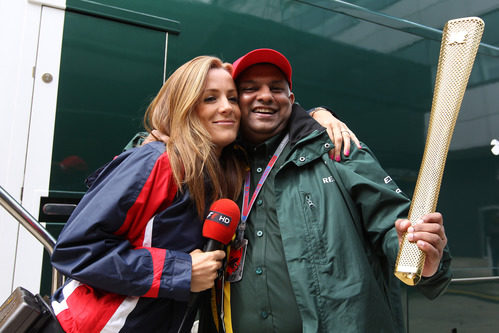 Tony Fernandes con la antorcha olímpica