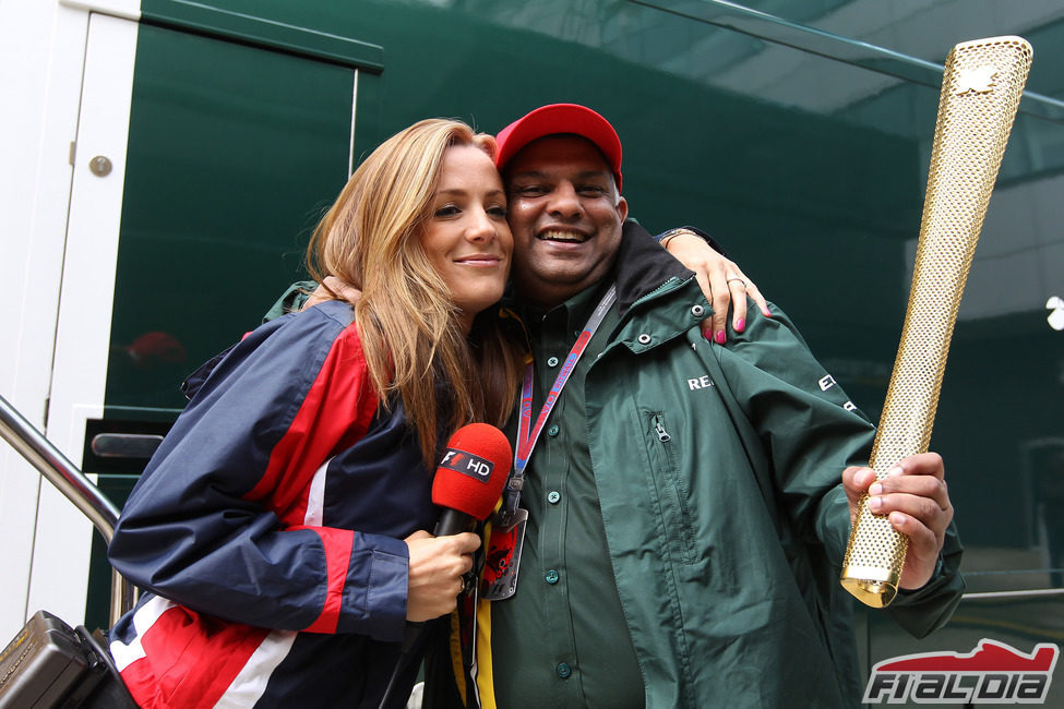 Tony Fernandes con la antorcha olímpica