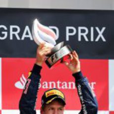 Sebastian Vettel levanta su trofeo en el GP de Gran Bretaña 2012