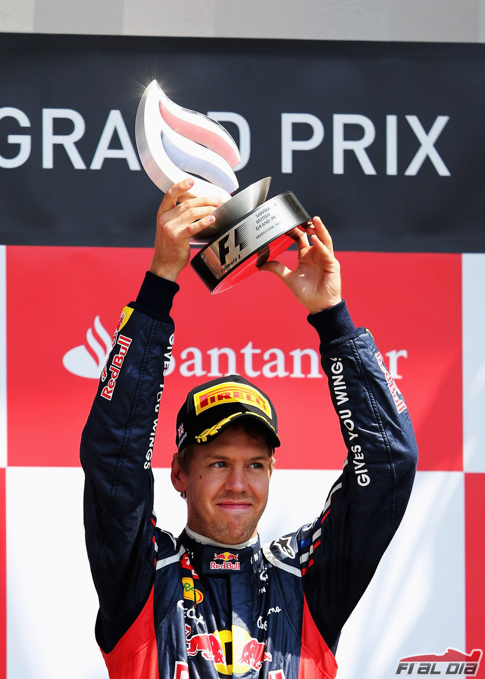 Sebastian Vettel levanta su trofeo en el GP de Gran Bretaña 2012