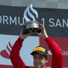 Fernando Alonso levanta su trofeo en el GP de Gran Bretaña 2012