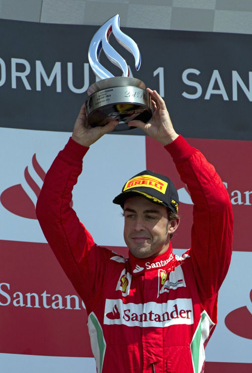 Fernando Alonso levanta su trofeo en el GP de Gran Bretaña 2012