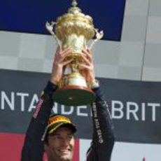 Mark Webber levanta su trofeo de ganador en el GP de Gran Bretaña 2012