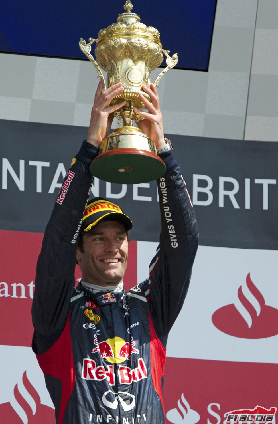 Mark Webber levanta su trofeo de ganador en el GP de Gran Bretaña 2012